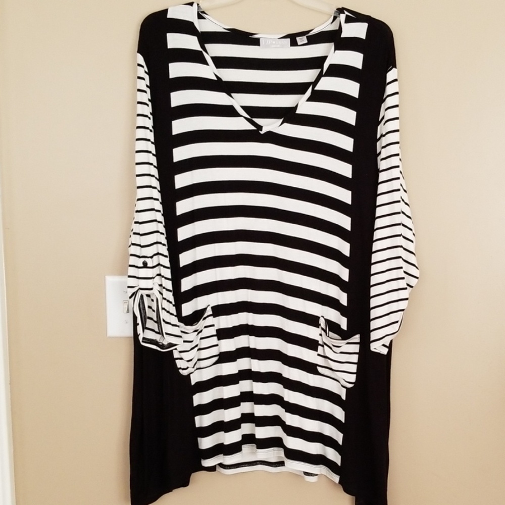 30/32 VIP knits by Avenue Black and White shirt